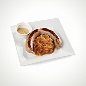 Колбаска свиная с каперсами, горчицей и тушеной капустой.