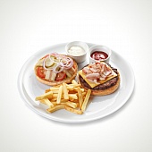 Бифбургер с картофелем фри, кетчупом и майонезом